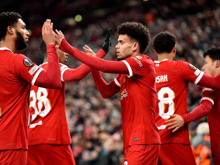 Liverpool (United Kingdom), 30/11/2023.- Luis Diaz (C) of Liverpool celebrates with teammate Joe Gomez (L) after scoring the opening goal during the UEFA Europa League group E match between Liverpool and LASK in Liverpool, Britain, 30 November 2023. (Reino Unido) EFE/EPA/PETER POWELL