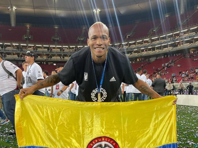 Luis Quiñones luce la bandera de Colombia junto al trofeo del fútbol mexicano / Instagram: Luis Quiñones.