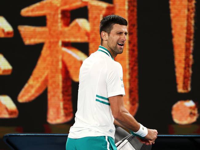 Novak Djokovic festeja su clasificación a los cuartos de final del Abierto de Australia.