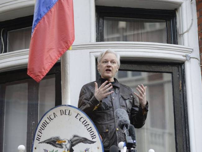 Julian Assange en el balcón de la Embajada ecuatoriana en Londres.
