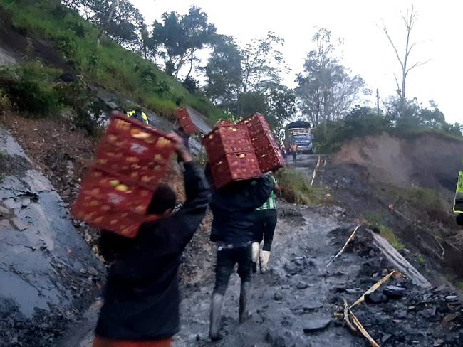Campesinos en Briceño, sacando su productos a pie / Foto: Cortesia