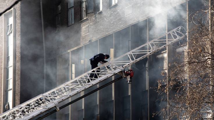 Johannesburg (South Africa), 31/08/2023.- An emergency services member climbs a ladder at the site of a fire that broke out at a five-storey building in the city centre, in Johannesburg, South Africa, 31 August 2023. More than 60 people have died following a fire that ravaged a building in central Johannesburg according to officials. (Sudáfrica, Johannesburgo) EFE/EPA/KIM LUDBROOK