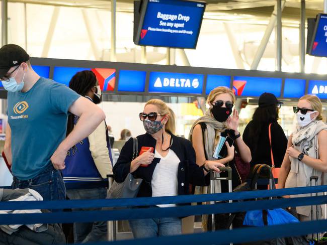 EE.UU. elimina el uso de mascarillas en transporte público y aviones