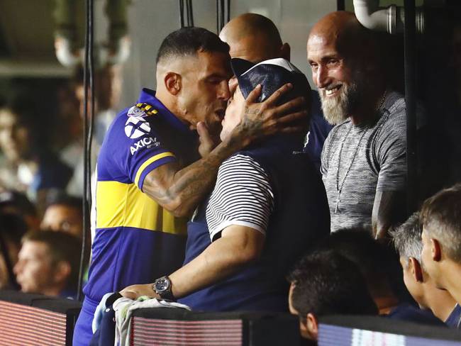 Beso a Tévez, lágrimas y ovación: El regreso de Maradona a la Bombonera