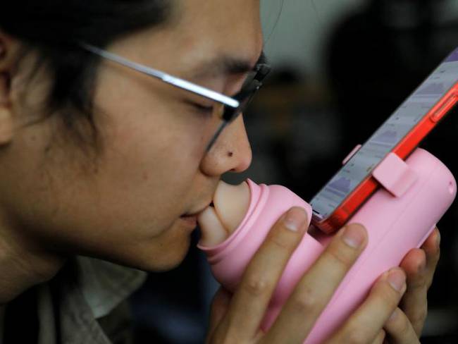 Un usuario en Beijing utiliza el dispositivo chino diseñado para besar de manera remota. Tomado de: Tingshu Wang/REUTERS