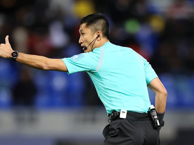 Ma Ning, primer árbitro que le explica a los hinchas de un partido su decisión tras revisar el VAR. (Photo by Alex Grimm - FIFA/FIFA via Getty Images)