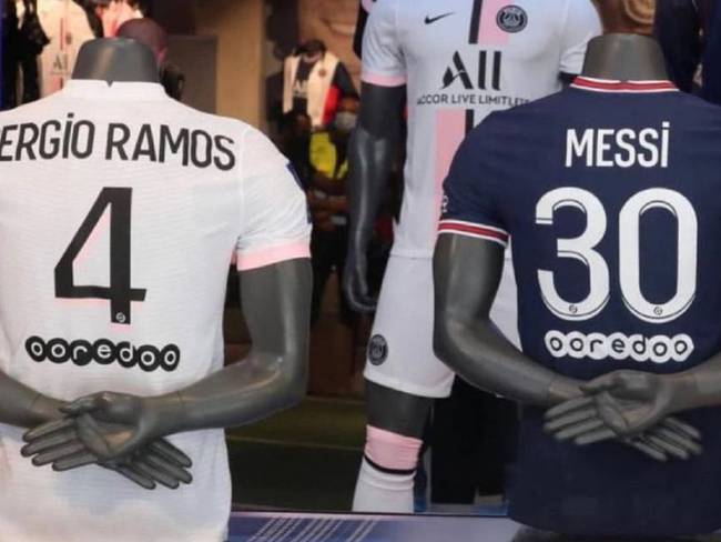 Camisetas de Sergio Ramos y Lionel Messi en una tienda del PSG en Francia