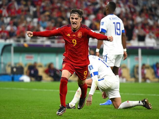 Gavi hizo historia con su gol para España en Qatar 2022. (Photo by Clive Mason/Getty Images)