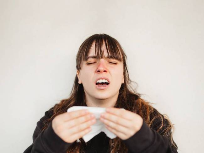 Mujer con síntomas de gripa.           Foto: Getty