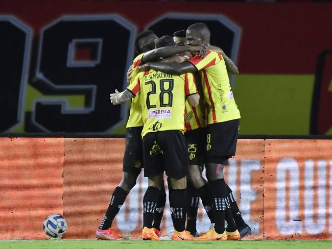PEREIRA, COLOMBIA - AUGUST 2: Danilo Santacruz of Pereira celebrates with teammates after scoring the team&#039;s first goal during the Copa CONMEBOL Libertadores round of 16 match first leg between Deportivo Pereira and Independiente del Valle at Estadio Hernan Ramirez Villegas on August 2, 2023 in Pereira, Colombia. (Photo by Gabriel Aponte/Getty Images)