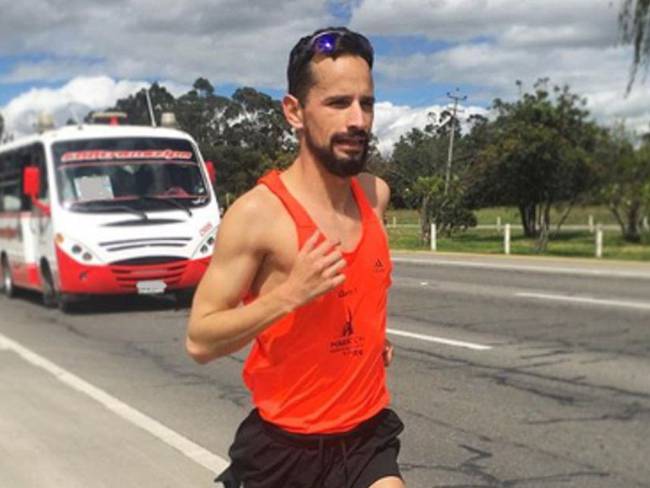Andrés Ramírez cumple su tercer día corriendo de Bogotá  a Medellín