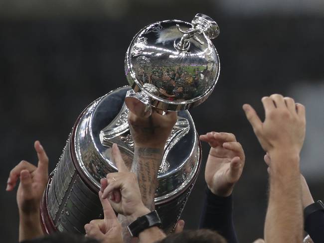 Trofeo de la Copa Libertadores masculina, el principal torneo de clubes del continente. (Photo by RICARDO MORAES / POOL / AFP) (Photo by RICARDO MORAES/POOL/AFP via Getty Images)