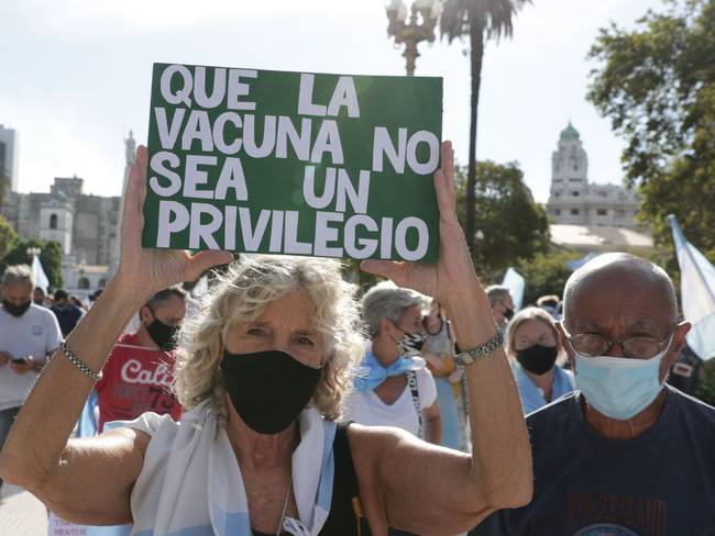 Miles de argentinos salieron a las calles para protestar por corrupción en vacunas