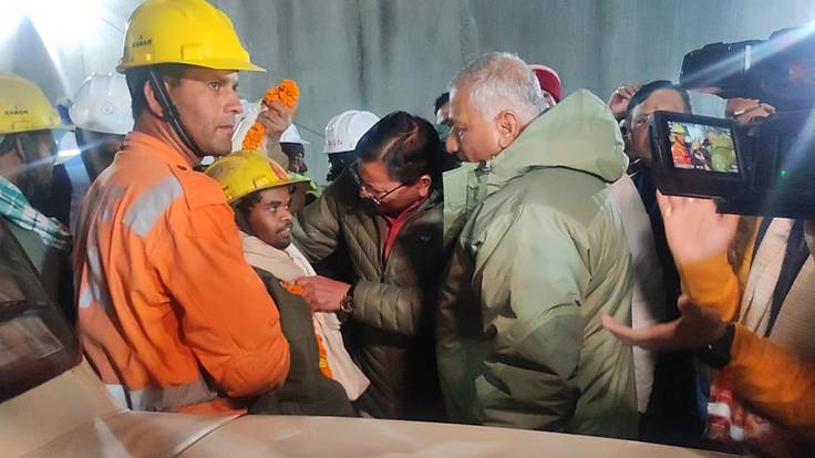 Uttarkashi (India), 28/11/2023.- A handout photo made available by the Uttrakahand Information Department shows Uttarakhand Chief Minister Pushkar Singh Dhami (C) and Union Minister VK Singh (R) garland the first rescued worker inside the tunnel on the Brahmakal Yamunotri National Highway in Uttarkashi, India, 25 November 2023. Uttarakhand Chief Minister Pushkar Singh Dhami said that the laying of pipes through the rubble was completed and all of the 41 trapped workers will be evacuated soon. 41 workers became trapped after an under-construction tunnel collapsed on 12 November 2023. EFE/EPA/UTTARAKAHAND INFORMATION DEPARTMENT / HANDOUT HANDOUT EDITORIAL USE ONLY/NO SALES HANDOUT EDITORIAL USE ONLY/NO SALES