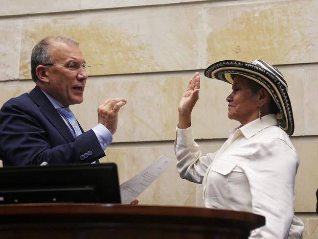 Catalina Pérez se posesiona ante su colega de bancada Roy Barreras. Foto/Senado de la República.
