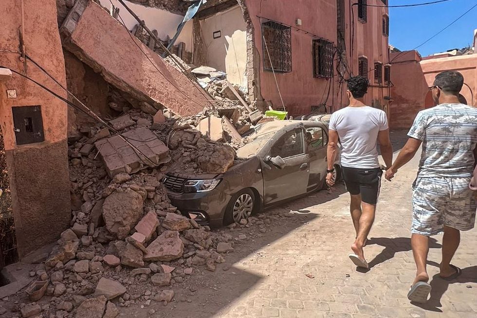 La gente inspecciona los daños en Marrakech tras el poderoso terremoto que azotó Marruecos. (Mejor calidad disponible) Foto: (Foto de Khadija Benabbou/picture Alliance vía Getty Images)