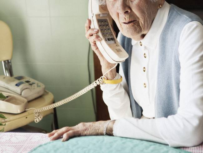 Lleva 193 días leyéndole por teléfono a una mujer de 91 años