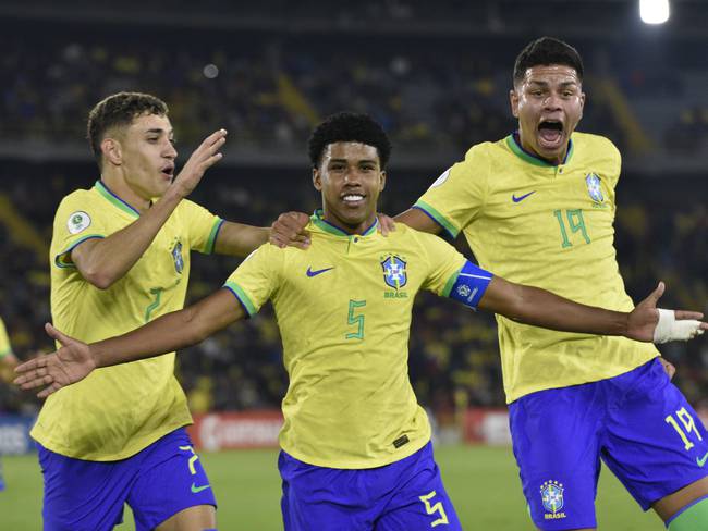 Andrey Santos (C) festeja el gol definitivo para Brasil ante Ecuador. (Photo by Guillermo Legaria Schweizer/Getty Images)