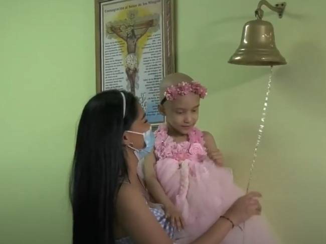 Con campanazos niños en Medellín, celebran que superaron la lucha contra el cáncer