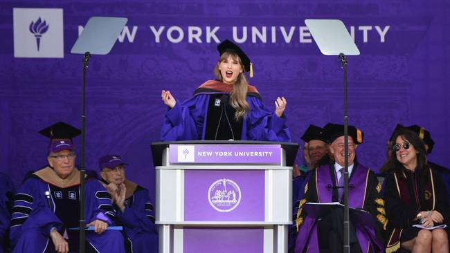 Taylor Swift dando su discurso de graduación en el Yankee Stadium.