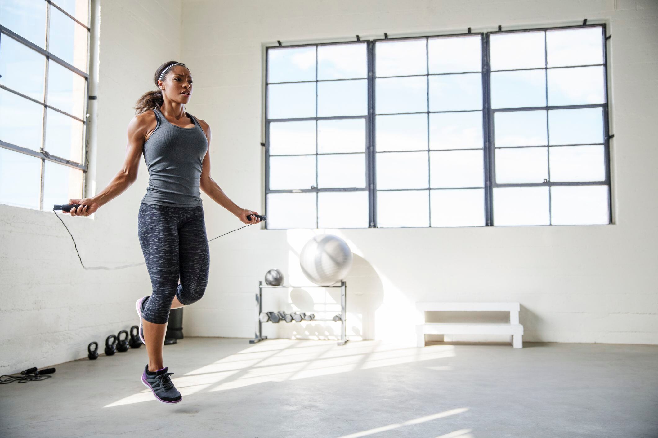 Mujer atleta saltando lazo en el gimnasio (Getty Images)