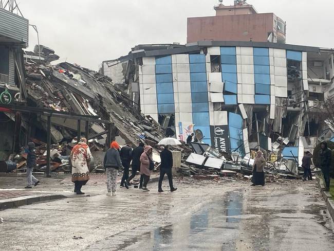 Una vista del hotel derrumbado después de un terremoto de magnitud 7,7 que azotó Adana, Turkiye, el 6 de febrero de 2023 / Muslum Etgu/Anadolu Agency via Getty Images)