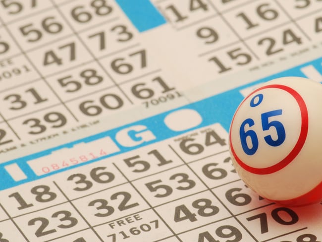 Pelota de lotería sobre tarjetón (Getty Images)
