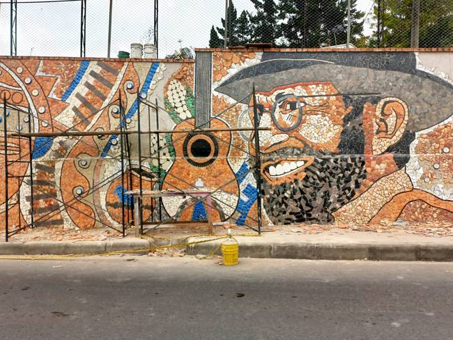 Este mural en homenaje al artista boyacense Jorge Velosa se encuentra ubicado en la Casa de Justicia, que está en la salida hacia Villa de Leyva / Foto: Suministrada