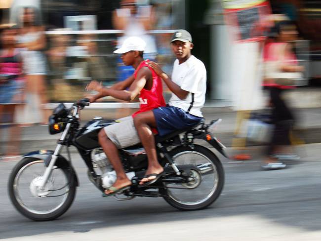 Prohíben circulación de motos con parrillero en Cartagena por Coronavirus
