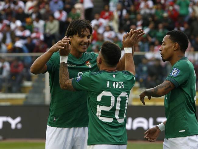 Henry Vaca celebrando con Marcelo Martins tras el primer gol ante Perú. (Photo by Gaston Brito Miserocchi/Getty Images)