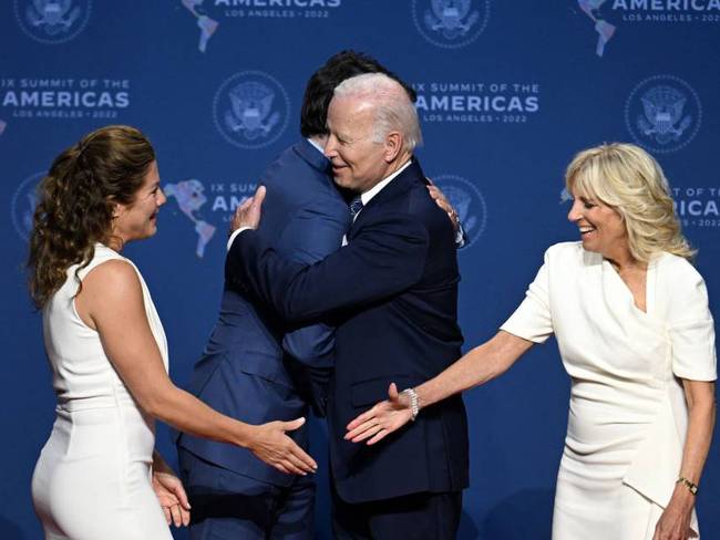 El presidente estadounidense, Joe Biden, recibe a su homólogo canadiense, Justin Trudeau, en la Cumbre de las Américas.               Foto: Getty