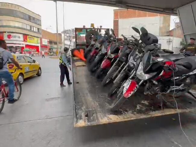 25 motocicletas y dos carros fueron inmovilizadas en la avenida Quebradaseca con carrera 15
