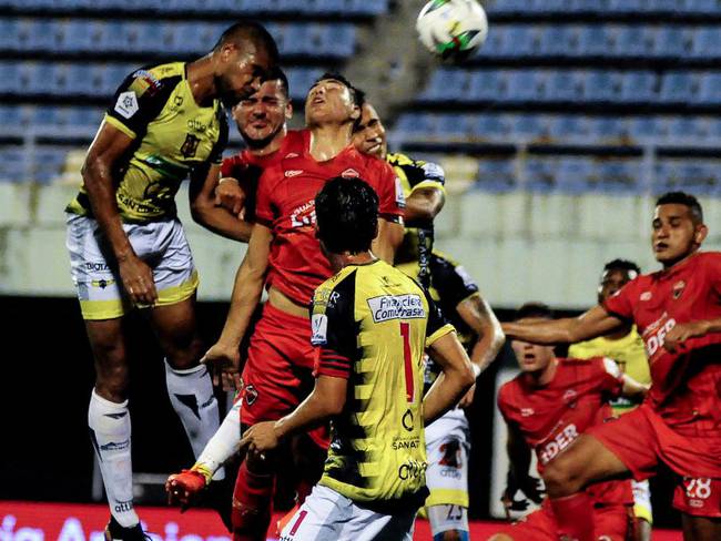Los jugadores de Alianza Petrolera y Patriotas disputan un balón aéreo durante un juego de la Liga del año pasado.