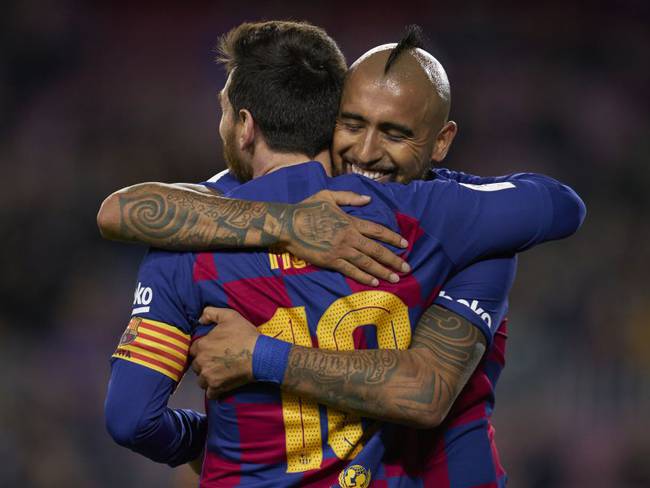 Leo Messi junto a Arturo Vidal tras una de las anotaciones