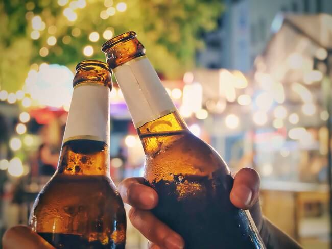 ¿Es mejor la cerveza en lata o en botella? Científicos resolvieron la discusión