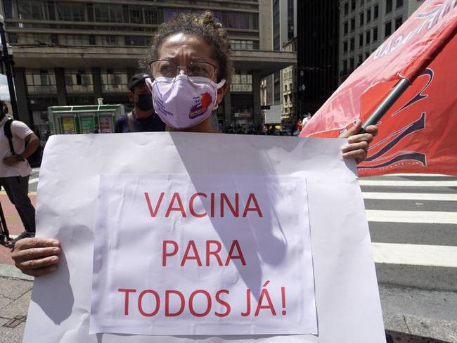 Manifestación en Brasil exigiendo más medidas en contra de la pandemia 