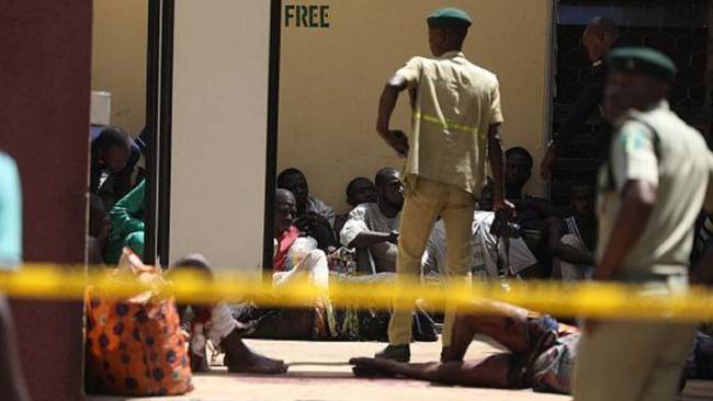 Más de 300 presos fugados por ataque a una prisión en Nigeria