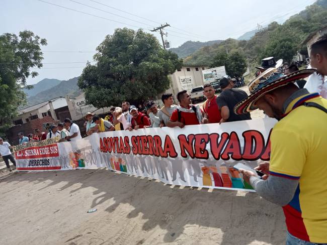 Líderes campesinos protestan en vía nacional del Magdalena