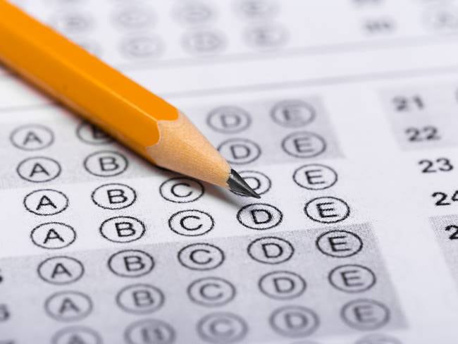 Hoja de examen con un lápiz sobre el campo de respuesta (Getty Images)