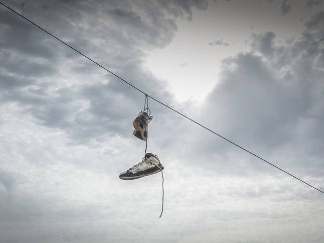 Zapatos colgados en cables eléctricos / Getty Images