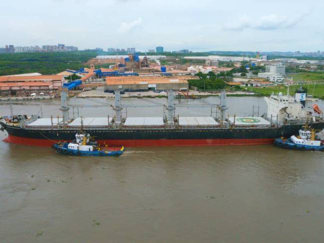 Buque con fertilizante lleva tres días sin poder igresar al puerto de  Barranquilla