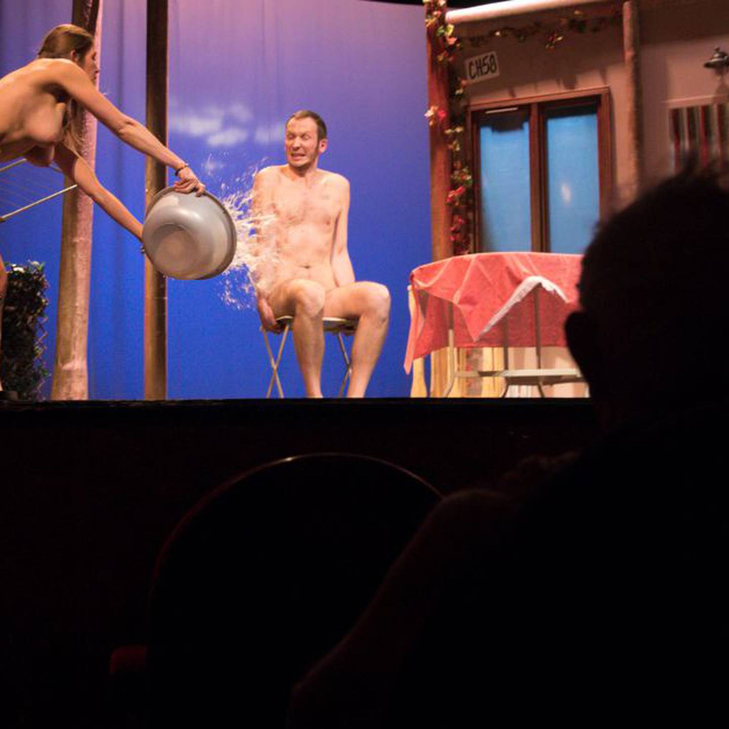 Teatros nudistas ¿Iría desnudo al teatro? : ¿Iría desnudo al teatro?