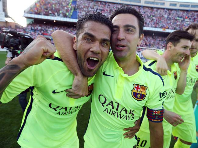 Dani Alves junto a Xavi Hernández en el Barcelona.  (Photo by Miguel Ruiz/FC Barcelona via Getty Images)