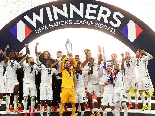 Los jugadores de Francia festejan con el trofeo de la Liga de Naciones de la Uefa.
