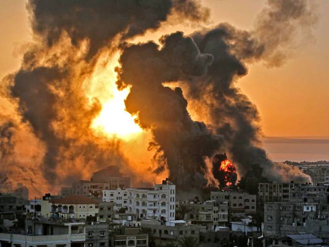Un incendio arde al amanecer en Khan Yunish tras un ataque aéreo israelí contra objetivos en el sur de la Franja de Gaza / Foto: YOUSSEF MASSOUD / AFP) (Photo by YOUSSEF MASSOUD/AFP via Getty Images)