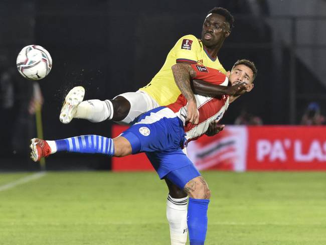 Dávinson Sánchez con la Selección Colombia ante Paraguay en las Eliminatorias a Catar 2022