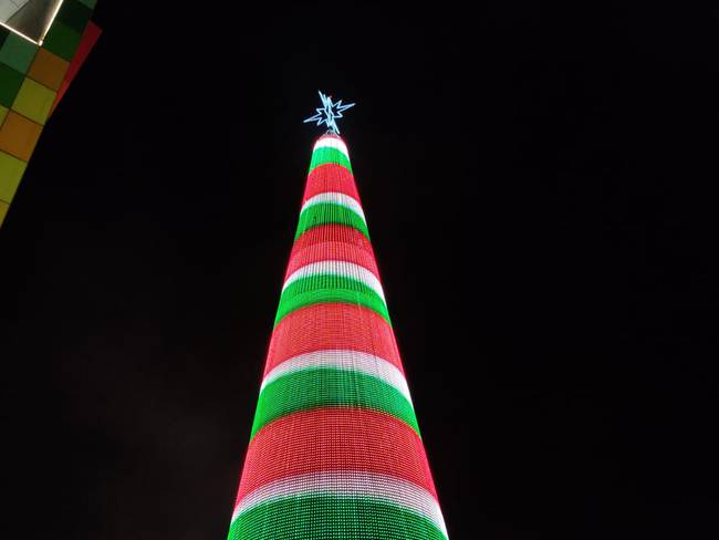 Fue encendido el árbol de Navidad más grande de Colombia