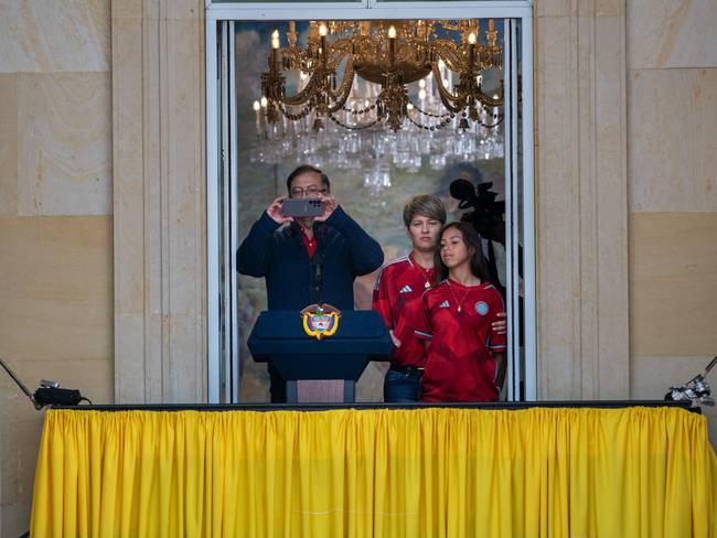 El presidente Gustavo Petro salió al balcón presidencial a explicar las &#039;Reformas del cambio&#039; (Cortesía: Presidencia)