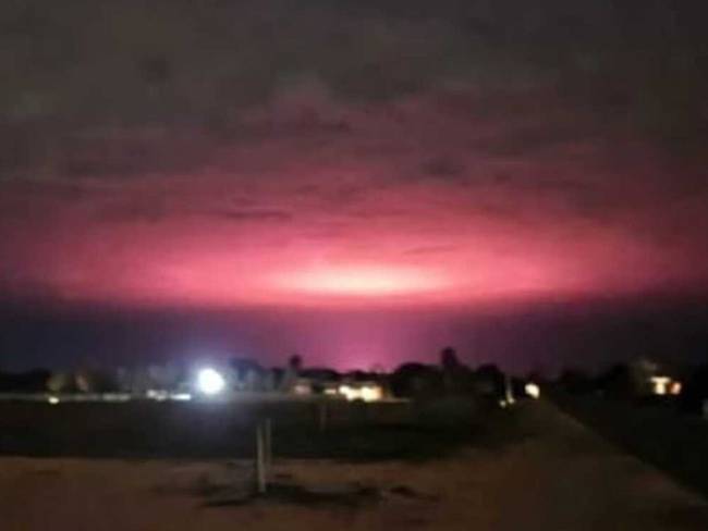 Extraña luz rosa en el cielo de Australia