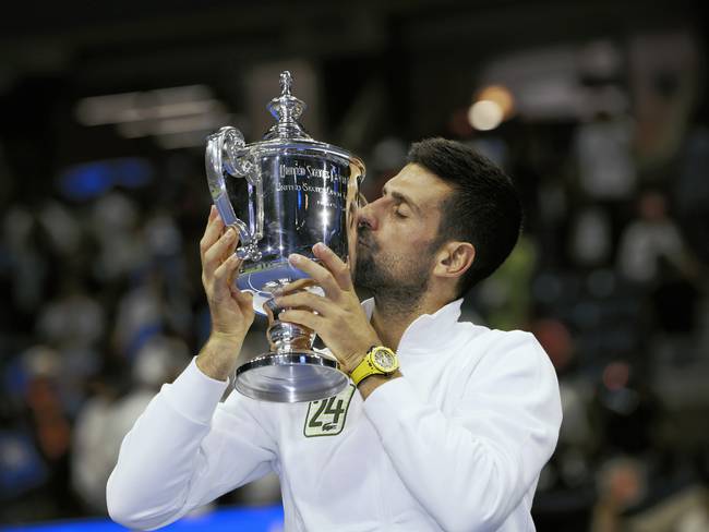 Flushing Meadows (United States), 11/09/2023.- Novak Djokovic of Serbia celebrates with his trophy after he won against Daniil Medvedev of Russia in their Men&#039;s Final match at the US Open Tennis Championships at the Flushing Meadows, New York, USA, 10 September 2023. The US Open runs from 28 August through 10 September. (Tenis, Rusia, Nueva York) EFE/EPA/CJ GUNTHER